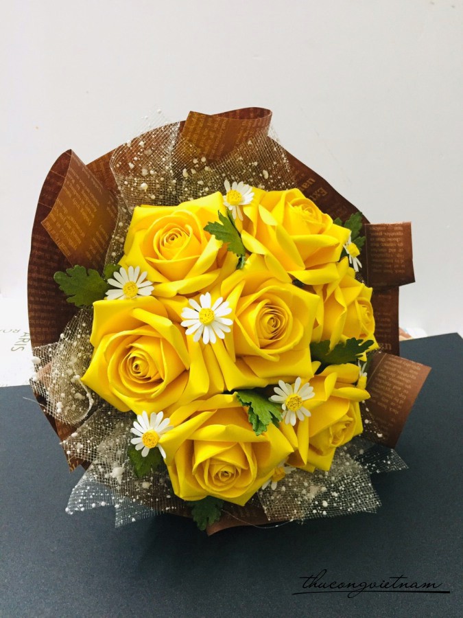 Bó hoa hồng giấy mỹ thuật 7 bông - Vàng
